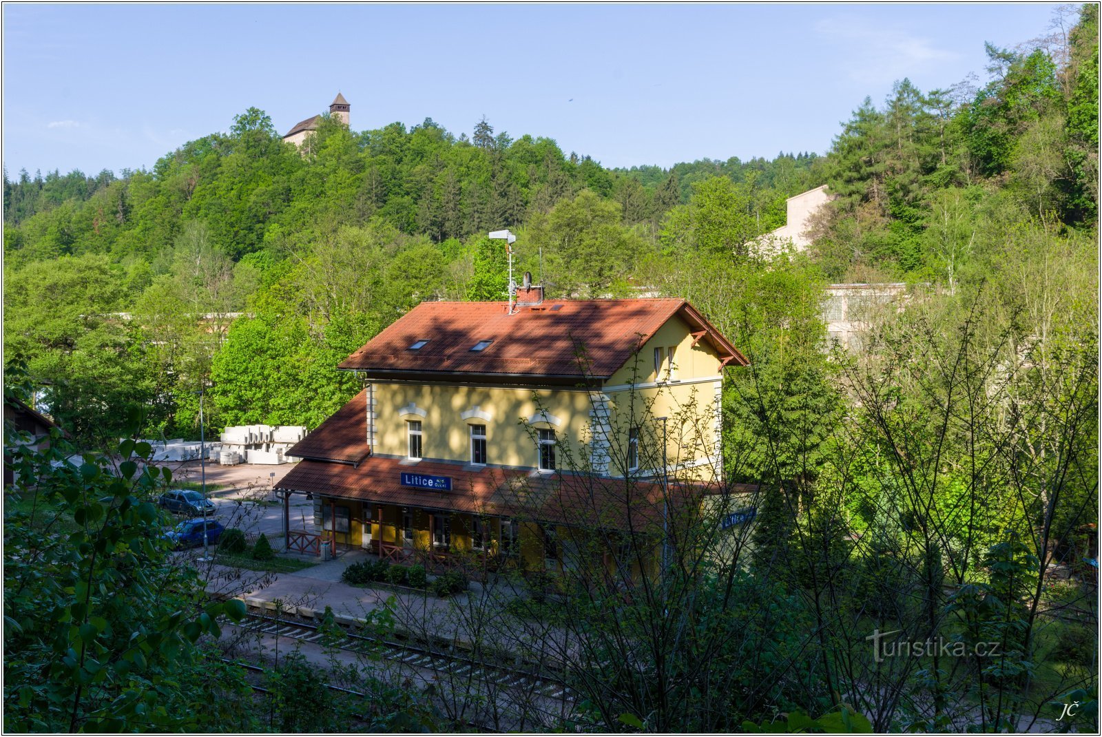 1-Nádraží a hrad Litice z protější stráně