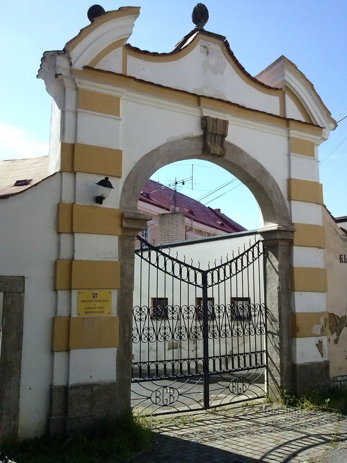 1.Vchod do Biskupského gymnazia a základní školy vedle baziliky