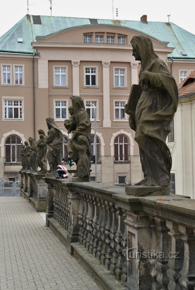 balustráda se sochami svatých