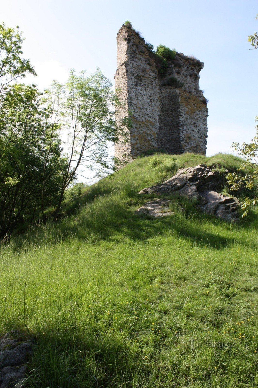 Bergfrit dolního hradu Otaslavice