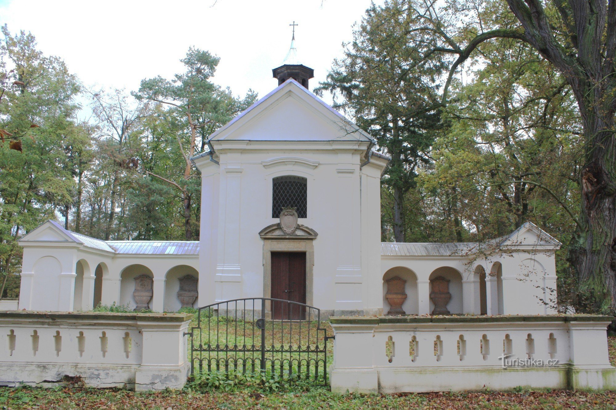Černá Hora - kaple sv. Rodiny na kopci Paseka
