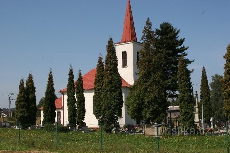 chotebuz: kostelik s hrbitovem