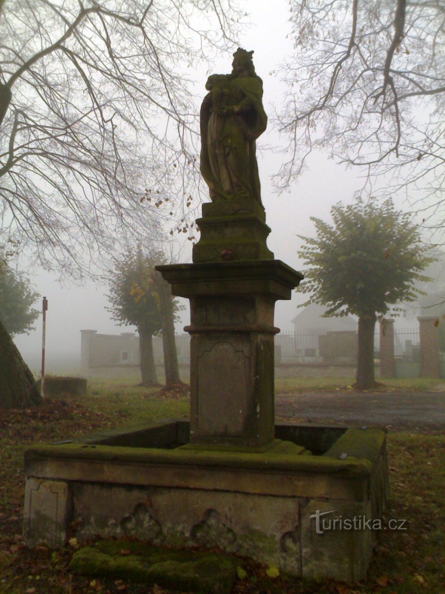 Chotělice - socha svatého u hřbitova na Kamenci
