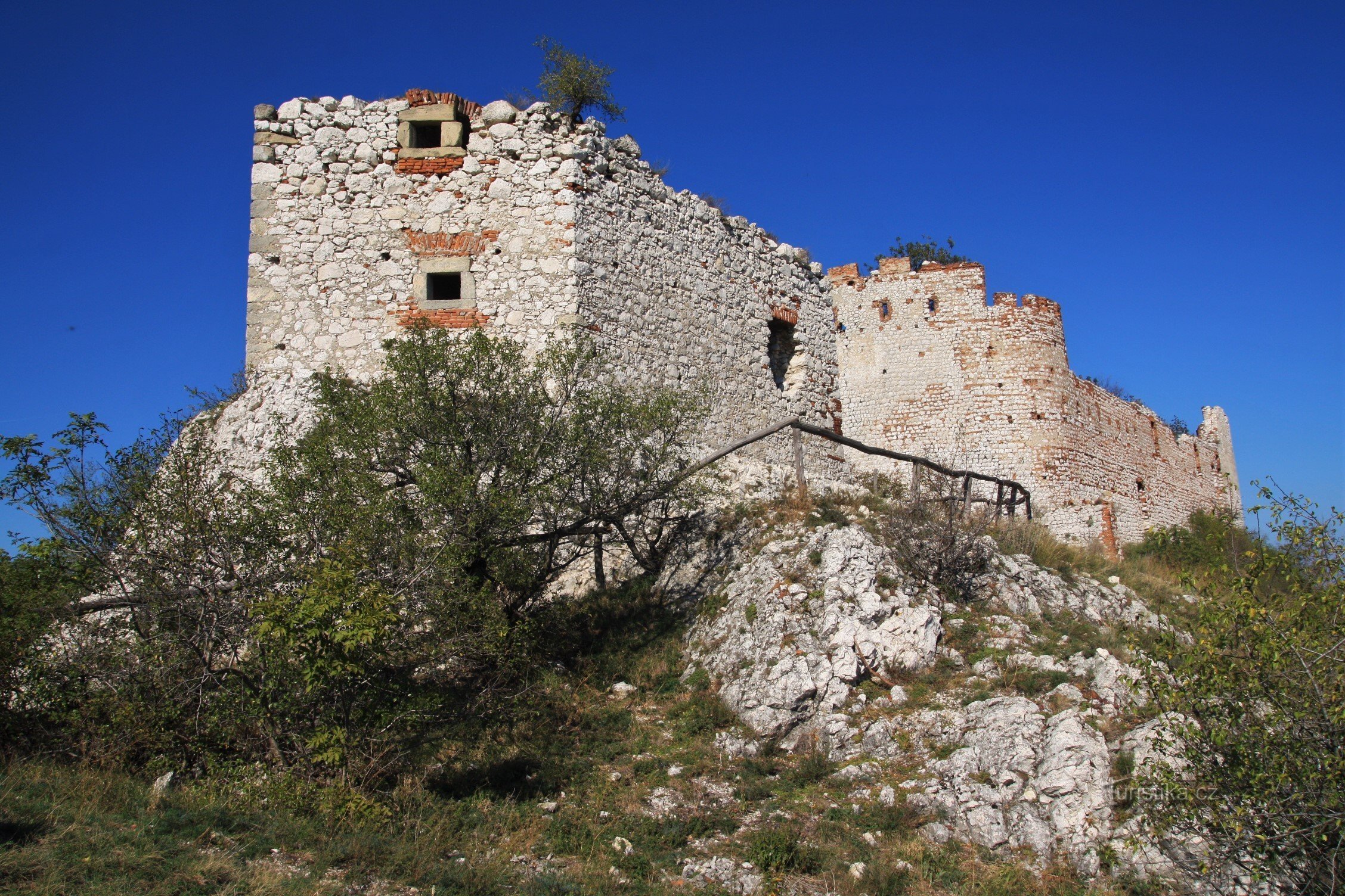 Dívčí hrad - celkový pohled od západu