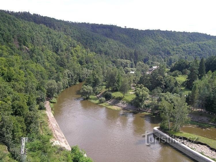 Dyje při výtoku z Vranovské přehrady: léto 2006