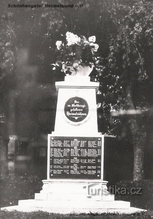 fotografie, kdy pomník ještě stával naproti domu č. 51 na Náměstí Míru v Úsově