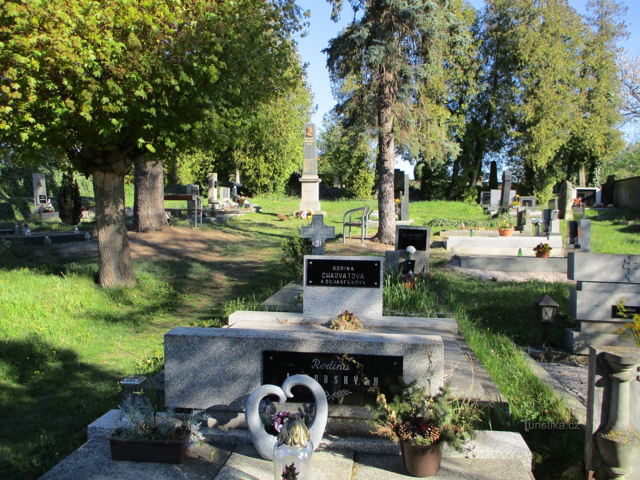 Hřbitov (Jezbiny, 22.4.2020)