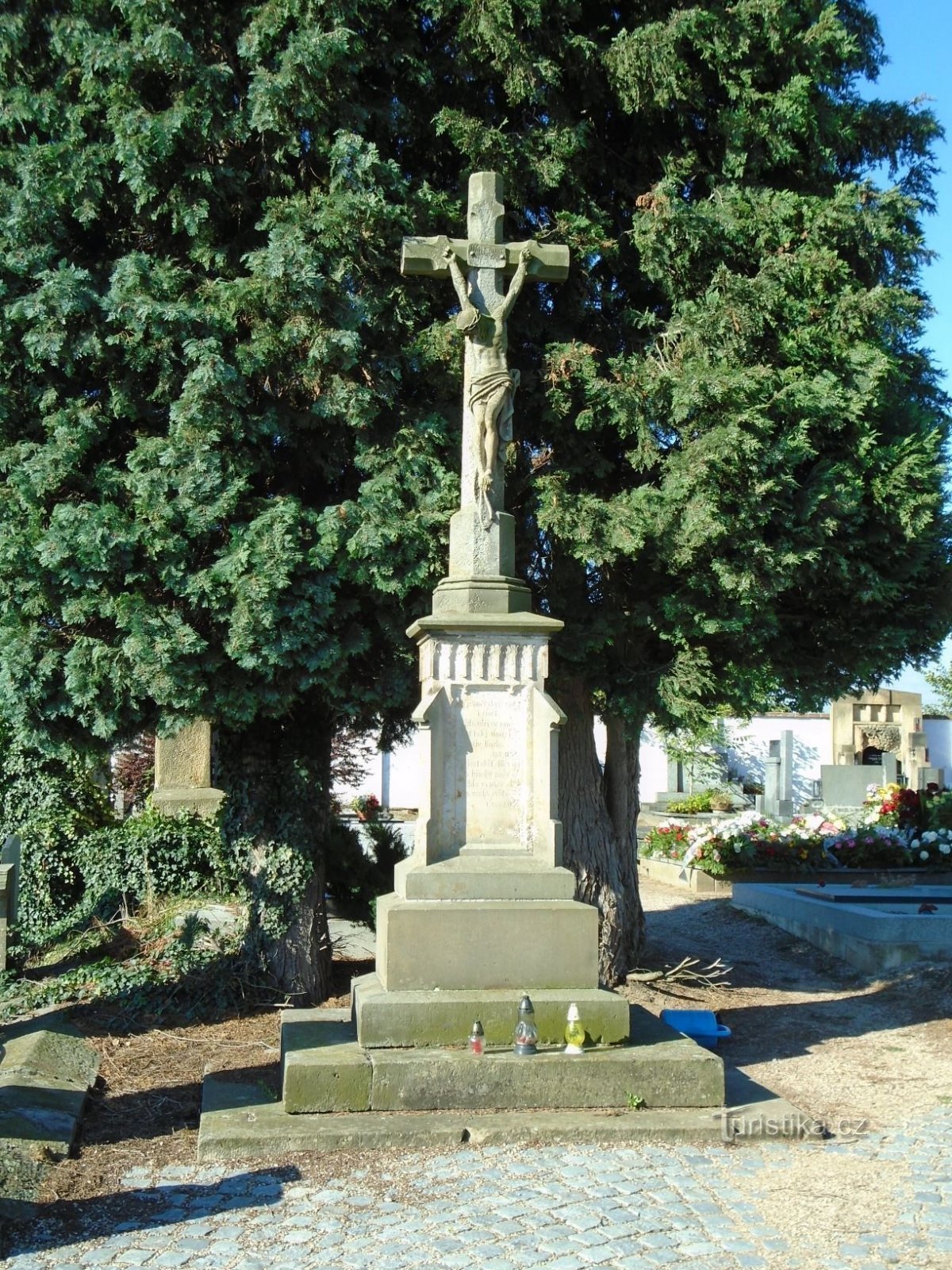 Hřbitovní kříž (Dobřenice, 30.6.2018)