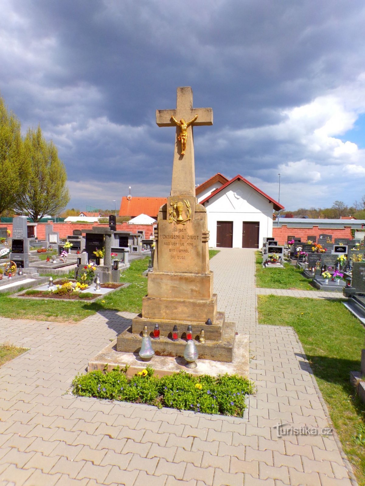 Hřbitovní kříž (Srch, 27.4.2022)