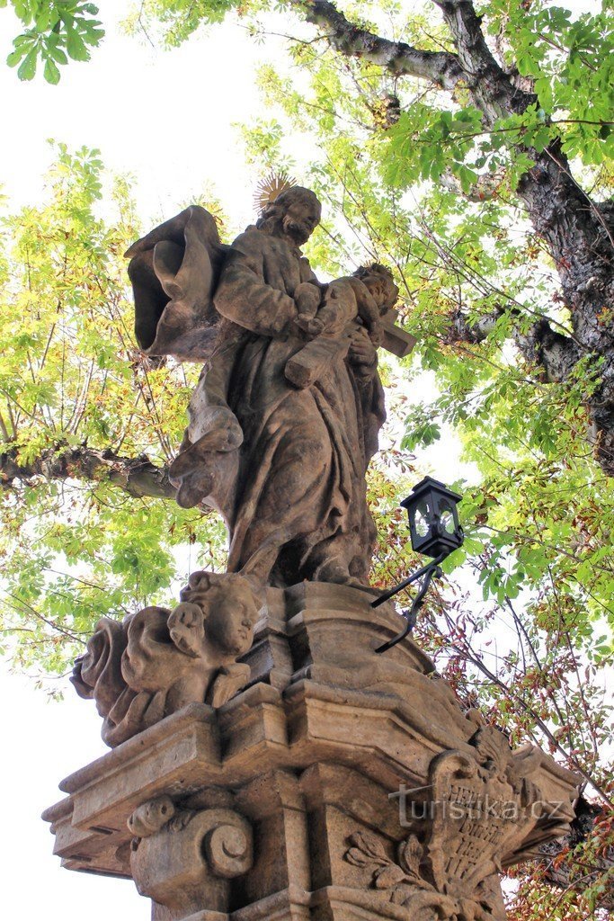 Hrob, socha sv. Josefa