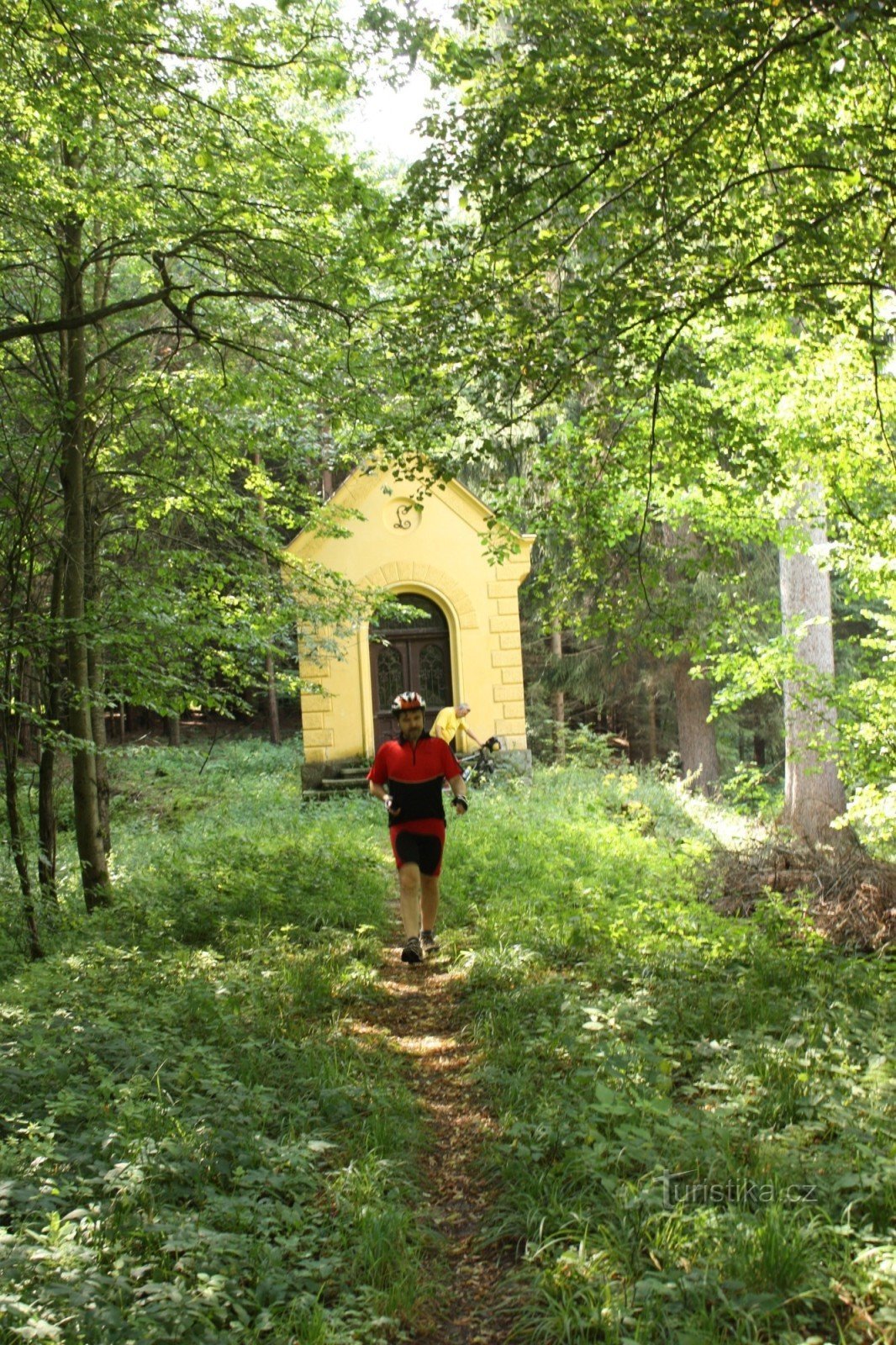 Hrobka Antona a Anny Latzelových ve Farském lese u Vidnavy