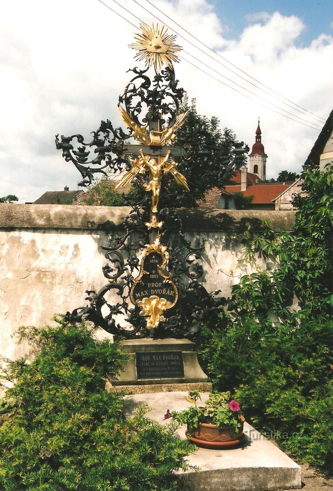 Hrušovany nad Jevišovkou - hrob Maxe Dvořáka