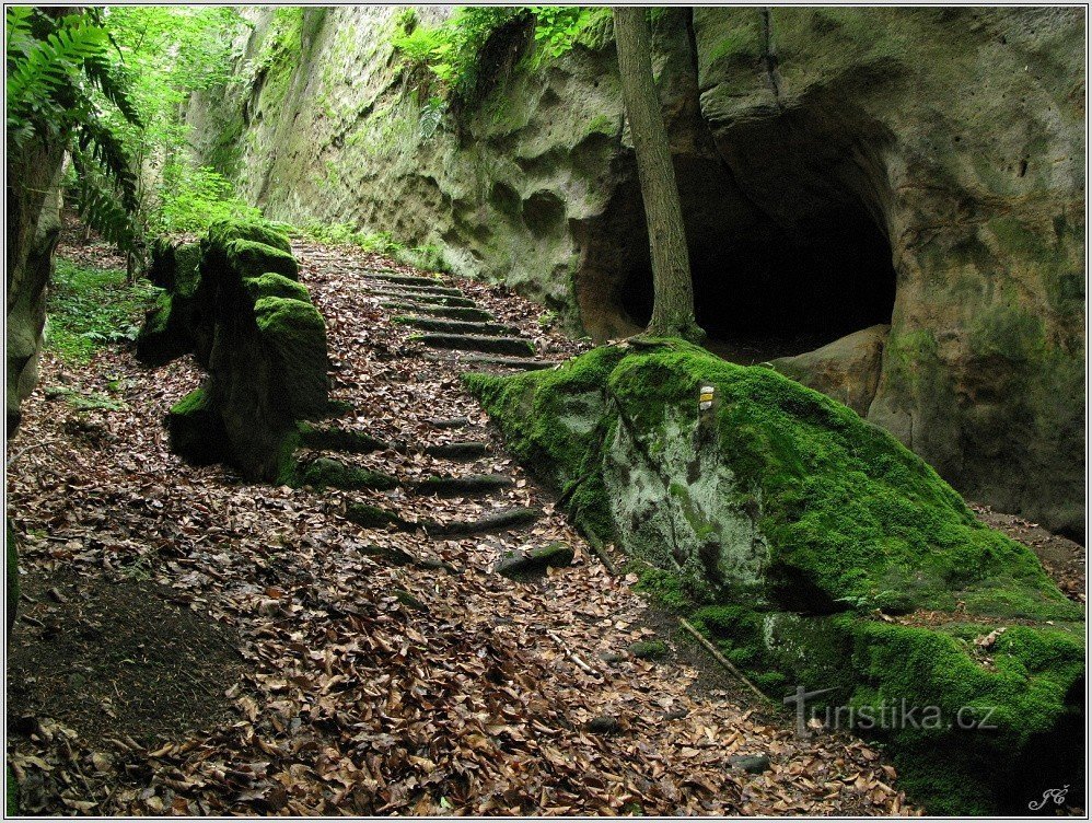 Hýtky, kamenné schody a jeskyně