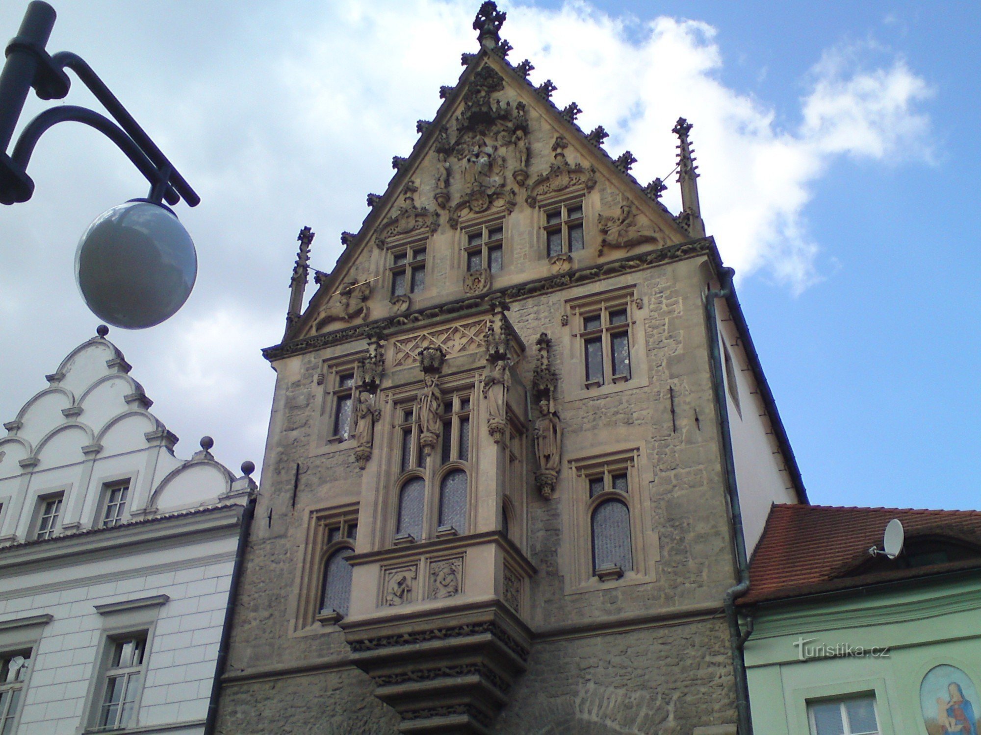 Jeden z nejkrásnější ch gotických domů v Čechách zvaný Kamenný dům s bohatě zdob