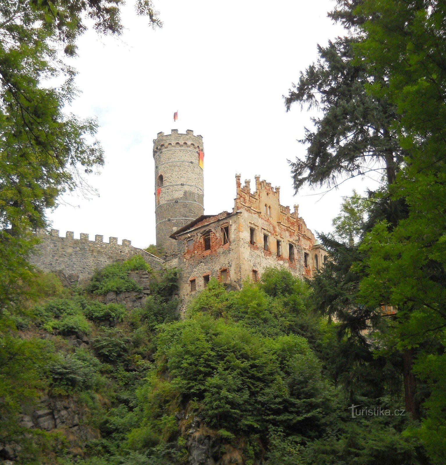 Jeden z prvních pohledů na Horní hrad z delší cesty