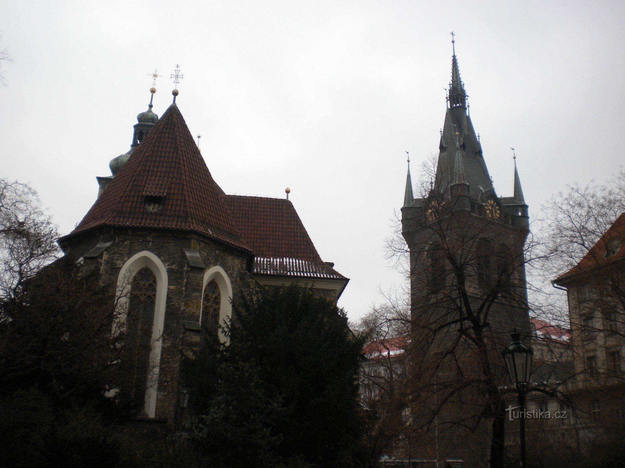 Kostel svatého Jindřicha a svaté Kunhůty z Jindřišskou věží.