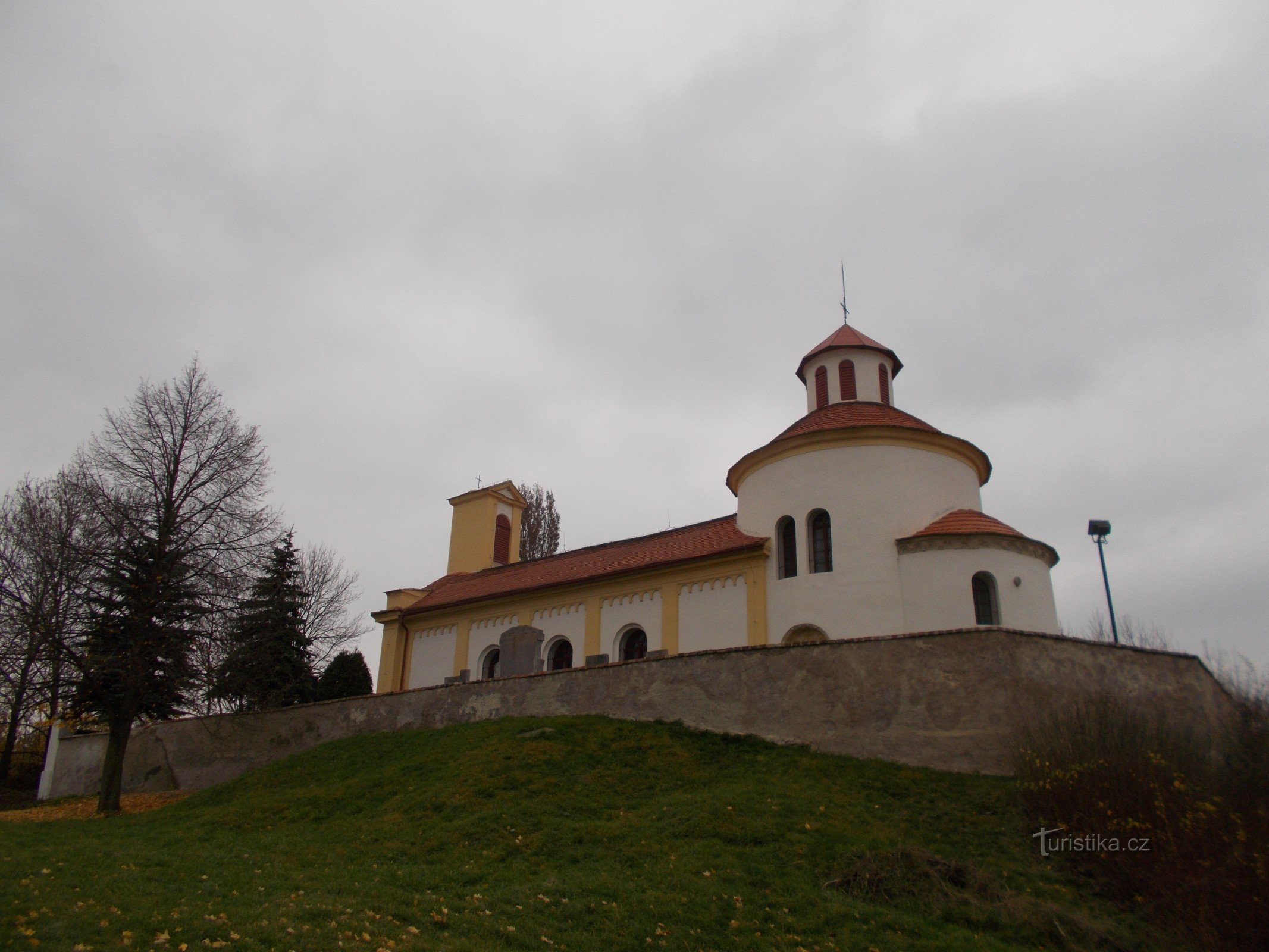 Kostel svatého Petra a Pavla v Želkovicích.