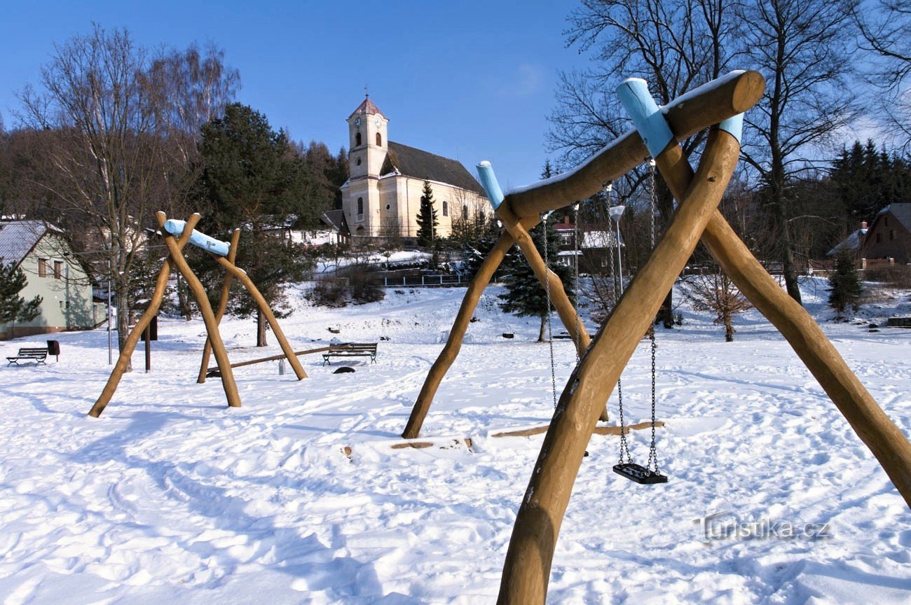 Kostel ze zimní návsi