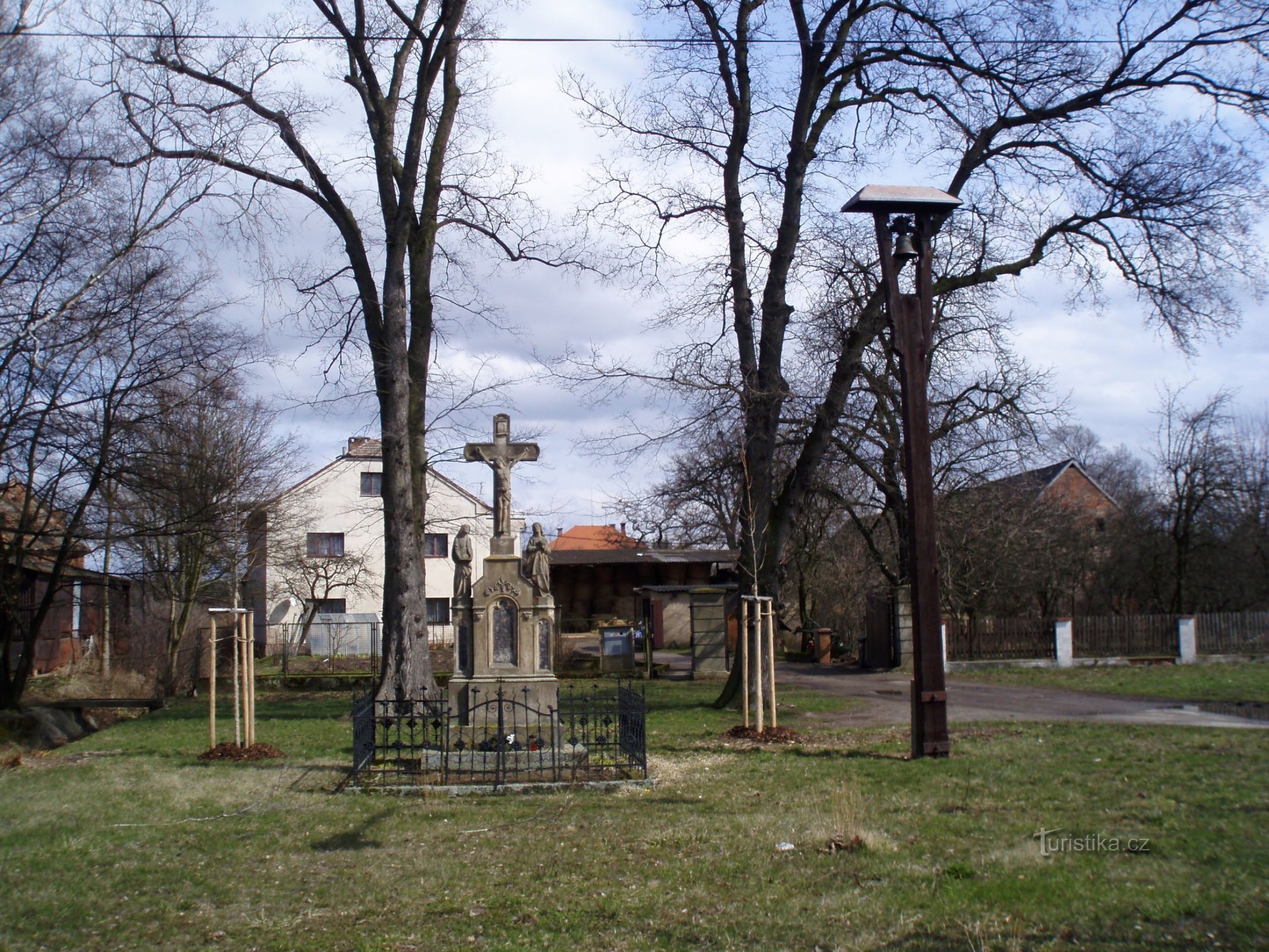 Kříž a zvonička v Pileticích (Hradec Králové, 28.3.2009)