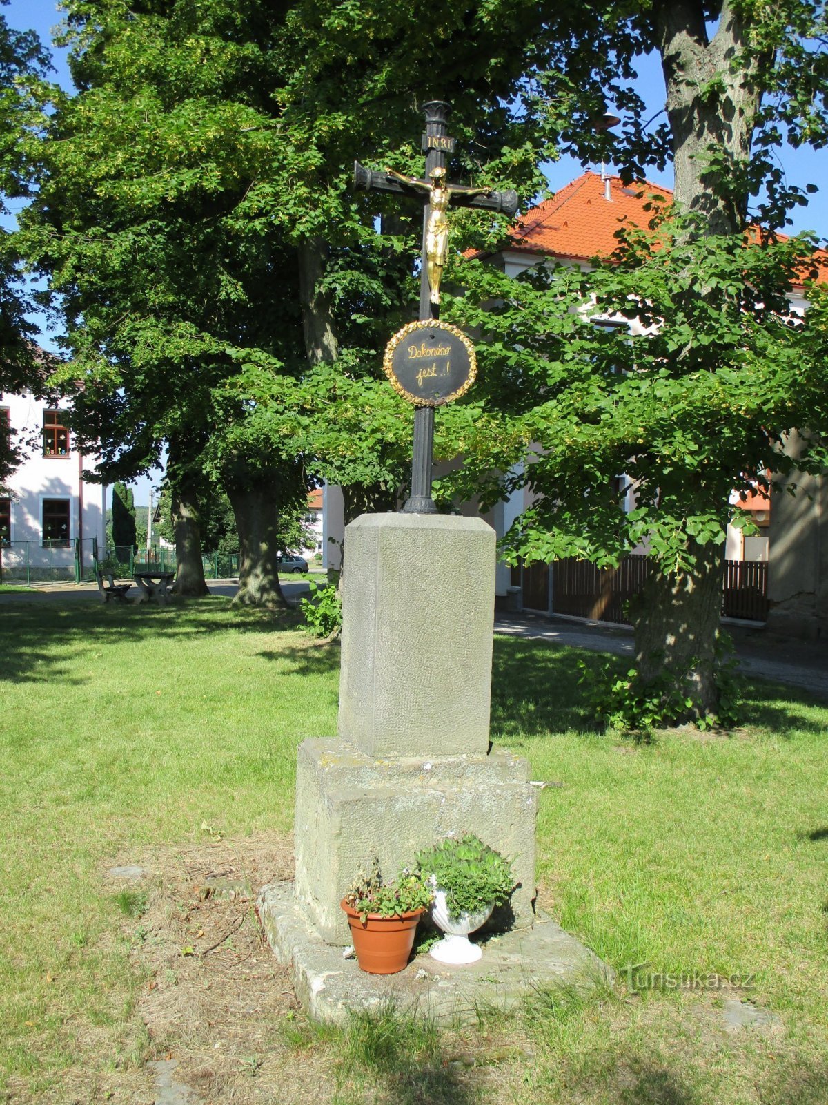 Kříž u školy (Zvole, 19.6.2019)