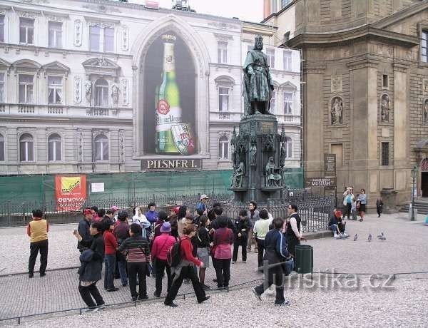 Křižovnické náměstí - turisté před pomníkem Karla IV.