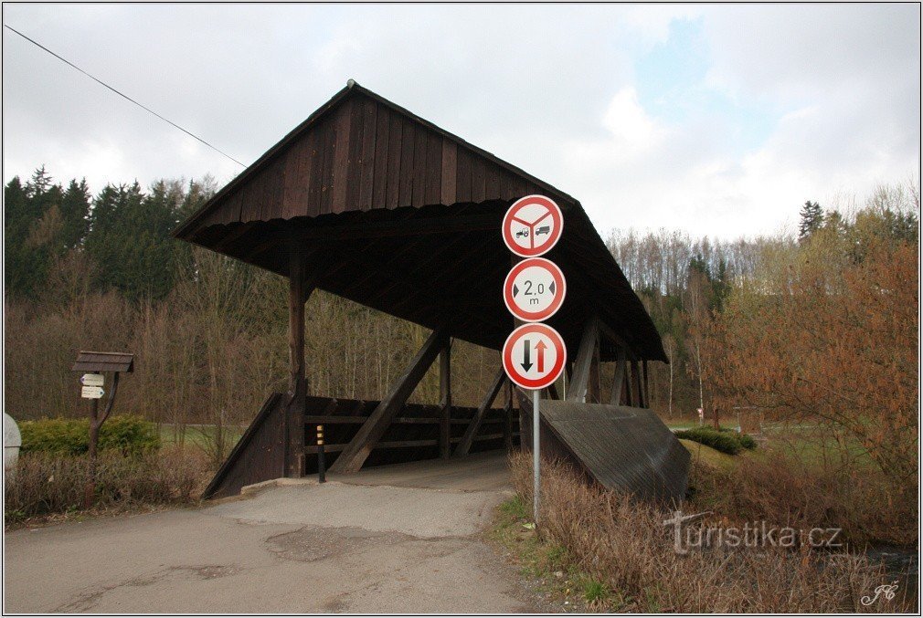 Krytý dřevěný most přes Úpu v Havlovicích