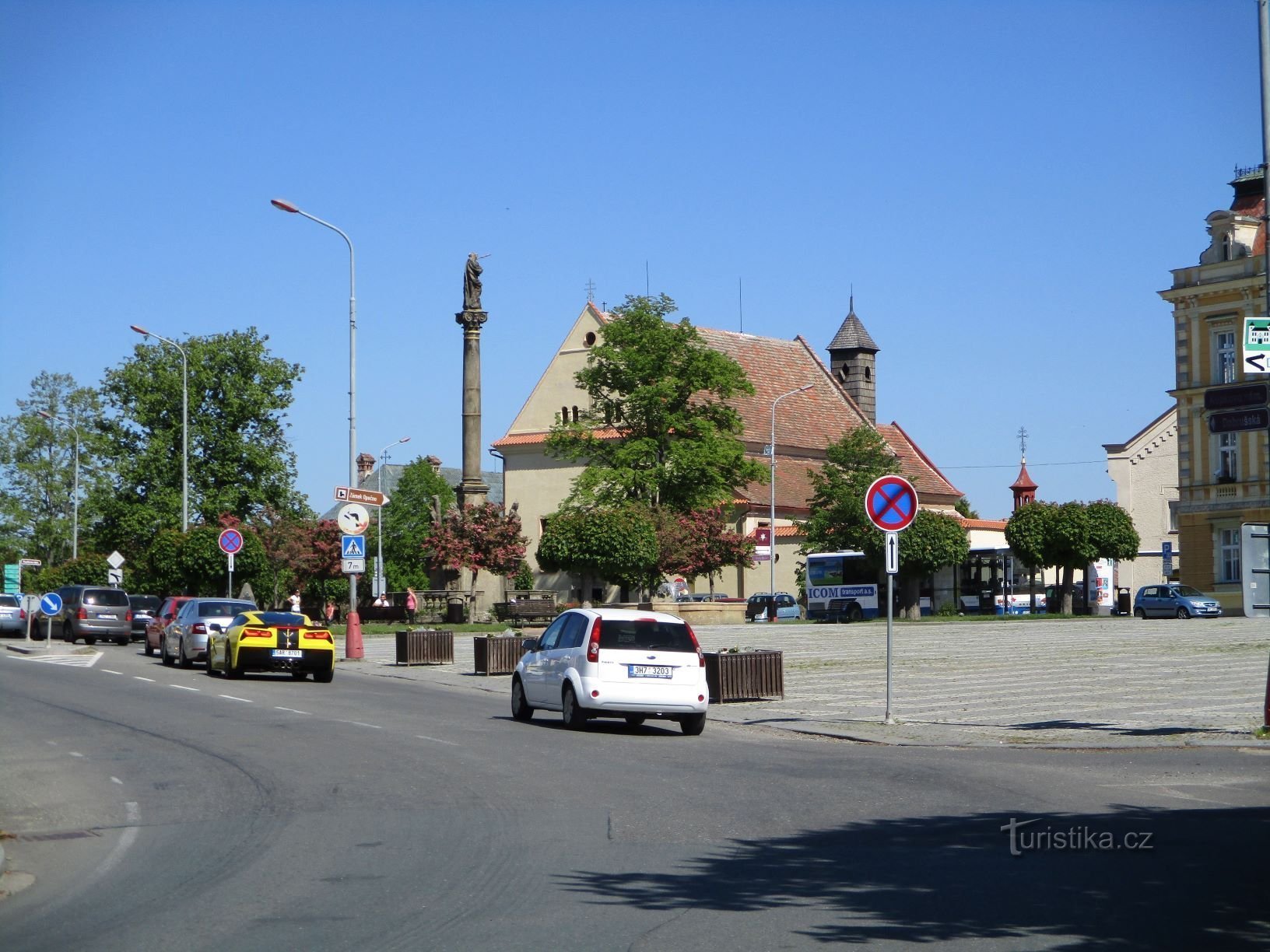 Kupkovo náměstí s mariánským sloupem a kostelem Narození Páně (Opočno, 18.5.2020)