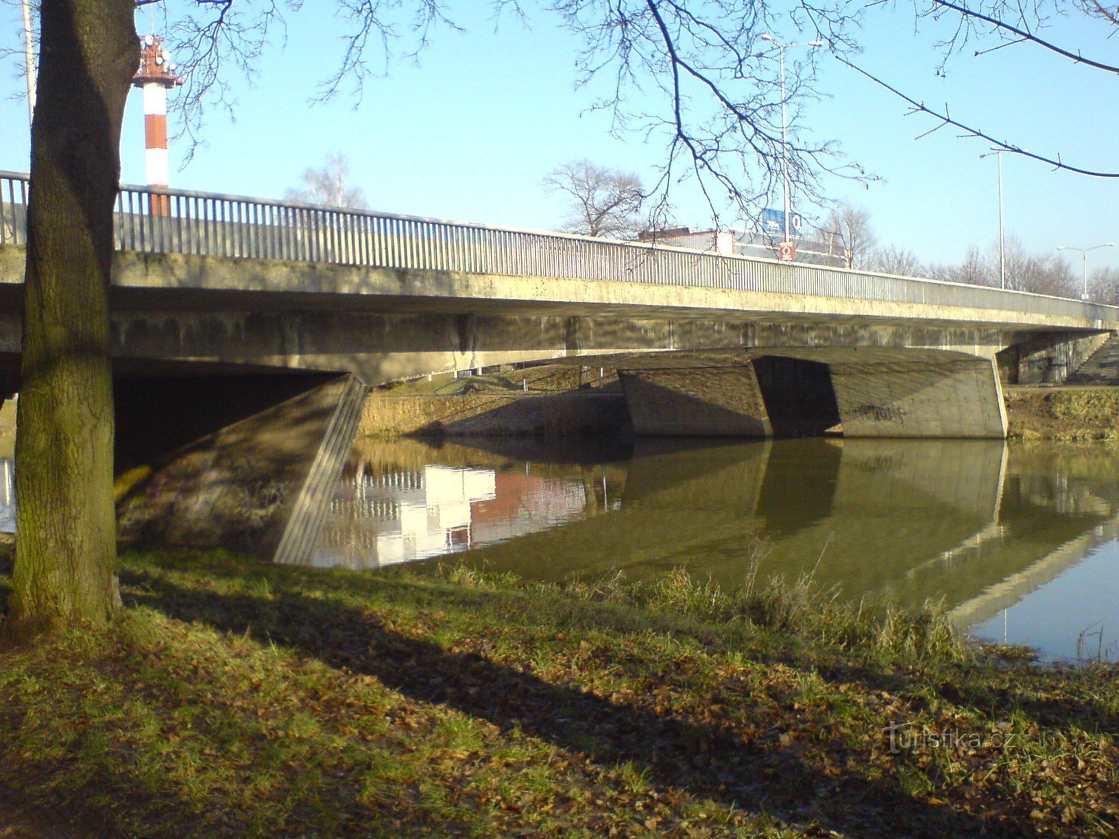 Labský most z pravého břehu řeky