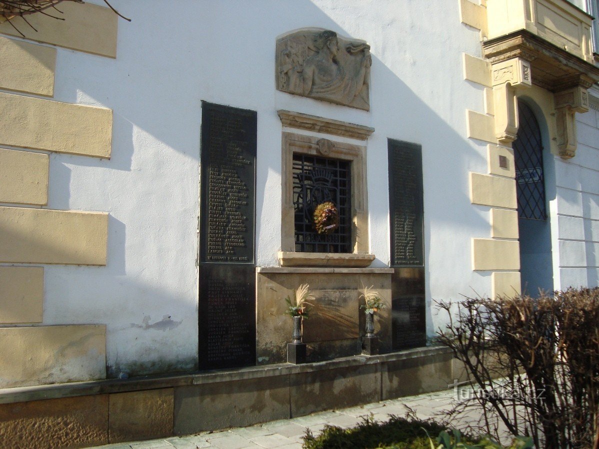 Litovel-památník obětem 1. a 2.světové války na radnici-Foto:Ulrych Mir.