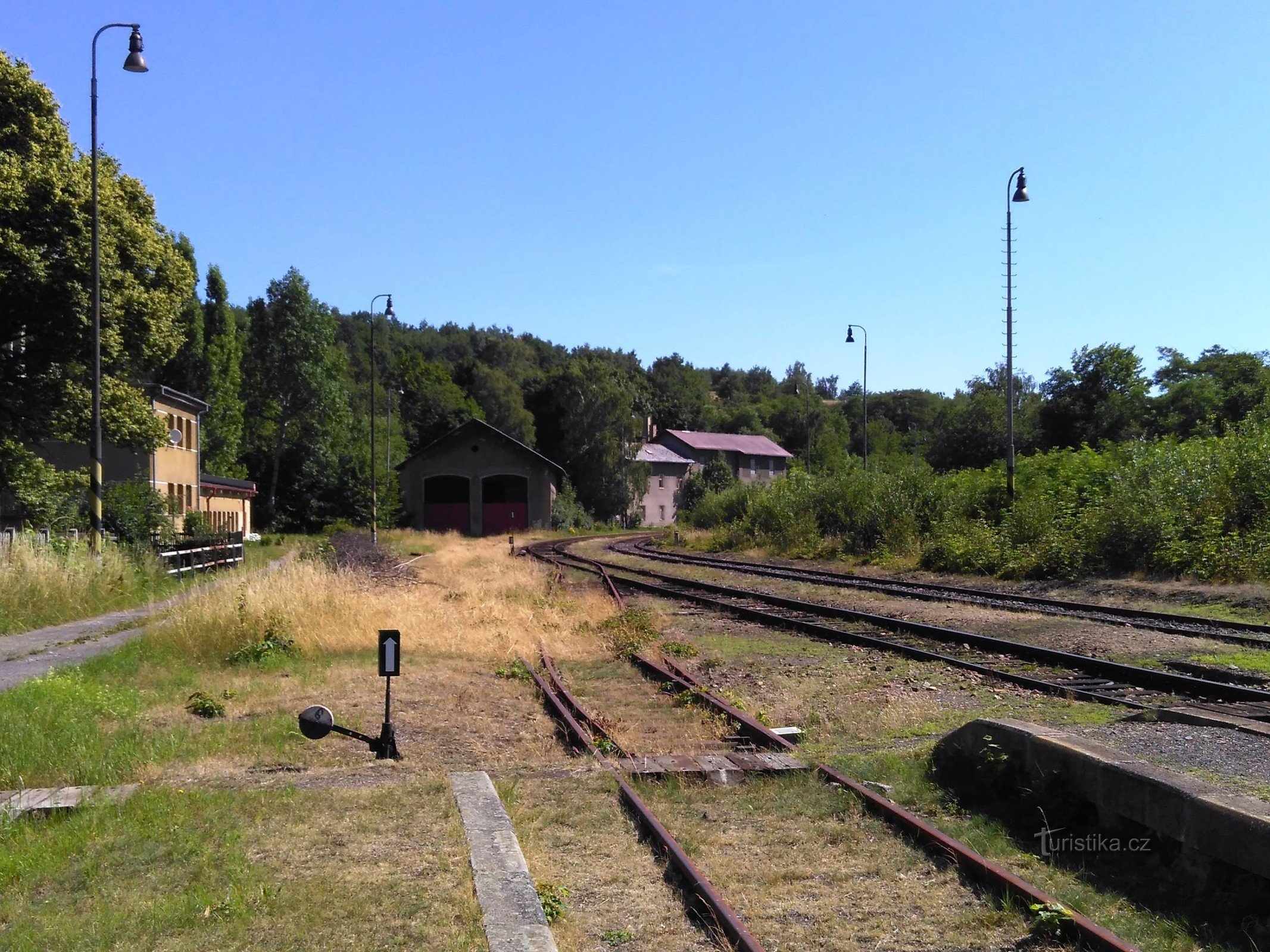 nádraží ve městě Hrob - použijeme vlak pro cestu do hor