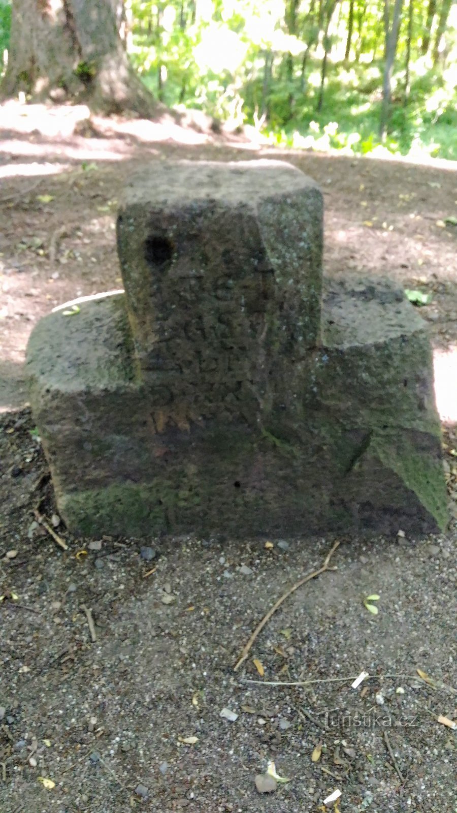Odpočinkový kámen u hradu Hasištejn.