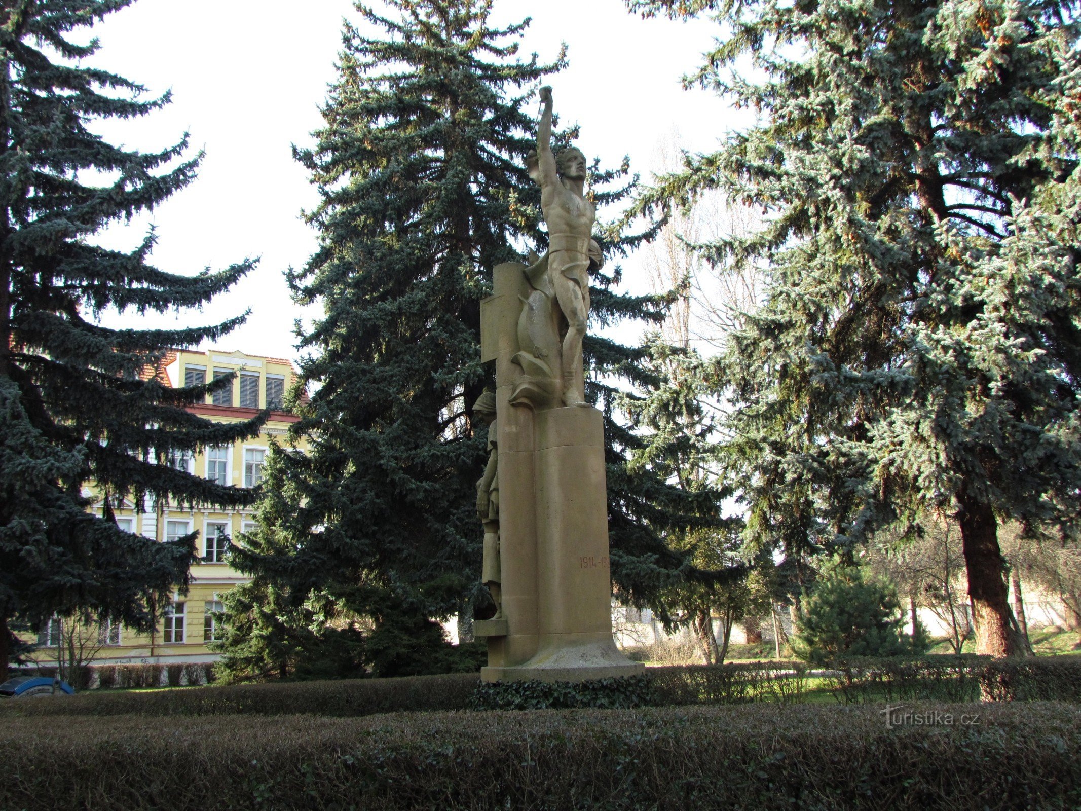 Památník obětem na náměstí Hrdinů