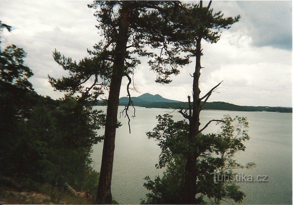 Pohled na Bezděz přes Máchovo jezero
