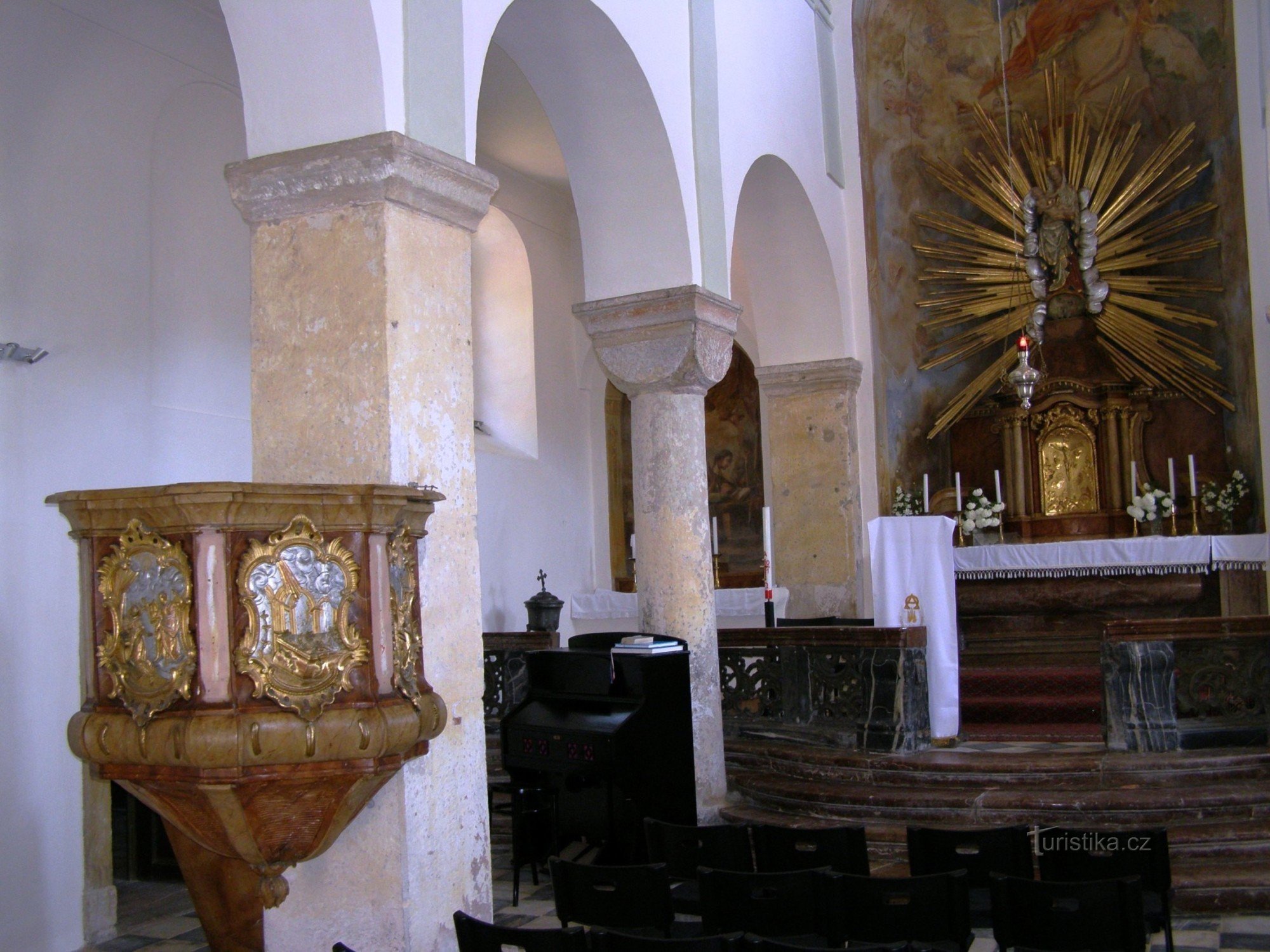 pohled na kazatelnu a hlavní oltář