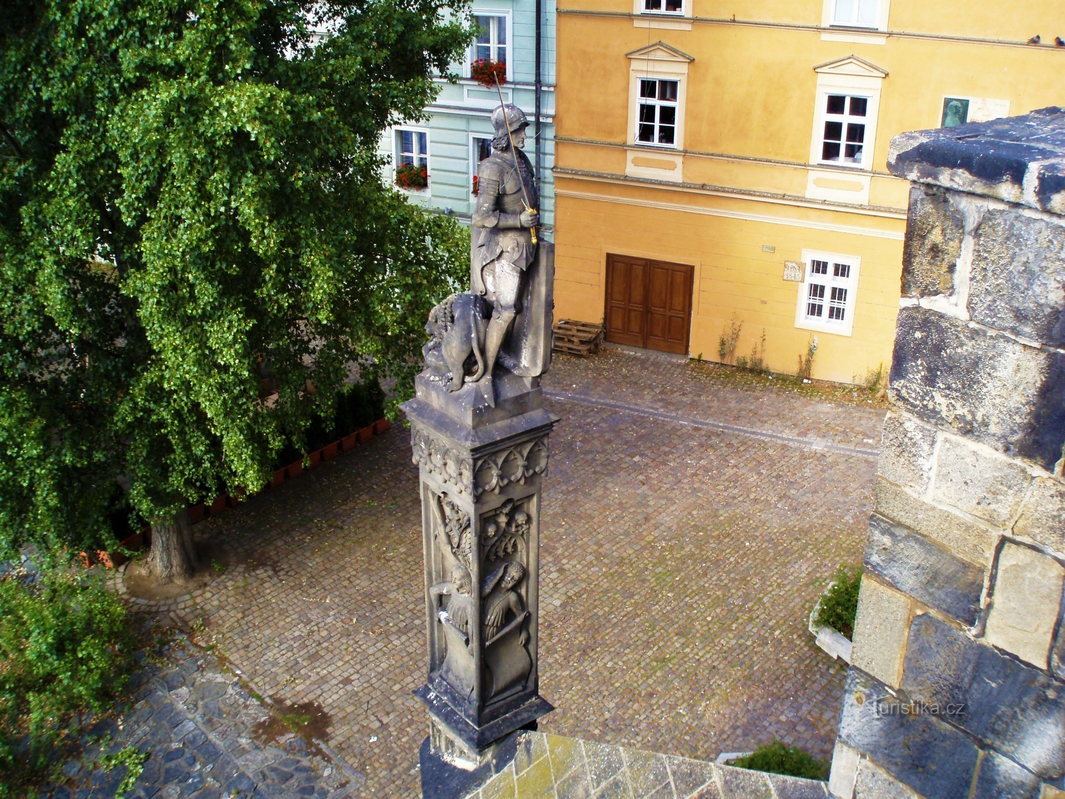 Pohled na sochu Bruncvíka z Karlova mostu (Praha, 9.7.2008)