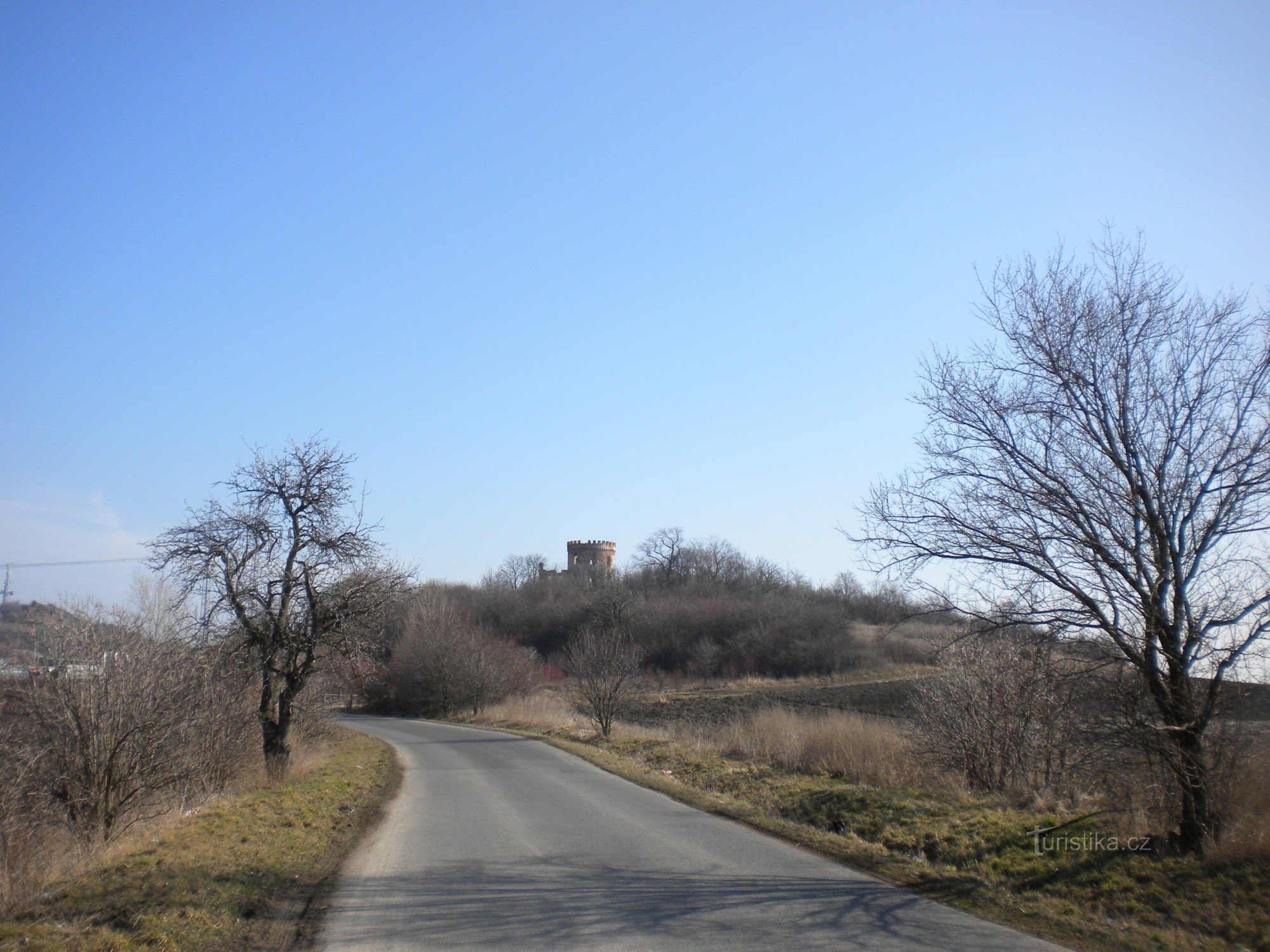 Pohled na zámeček ze silnice ze Siřejovic do Keblic.