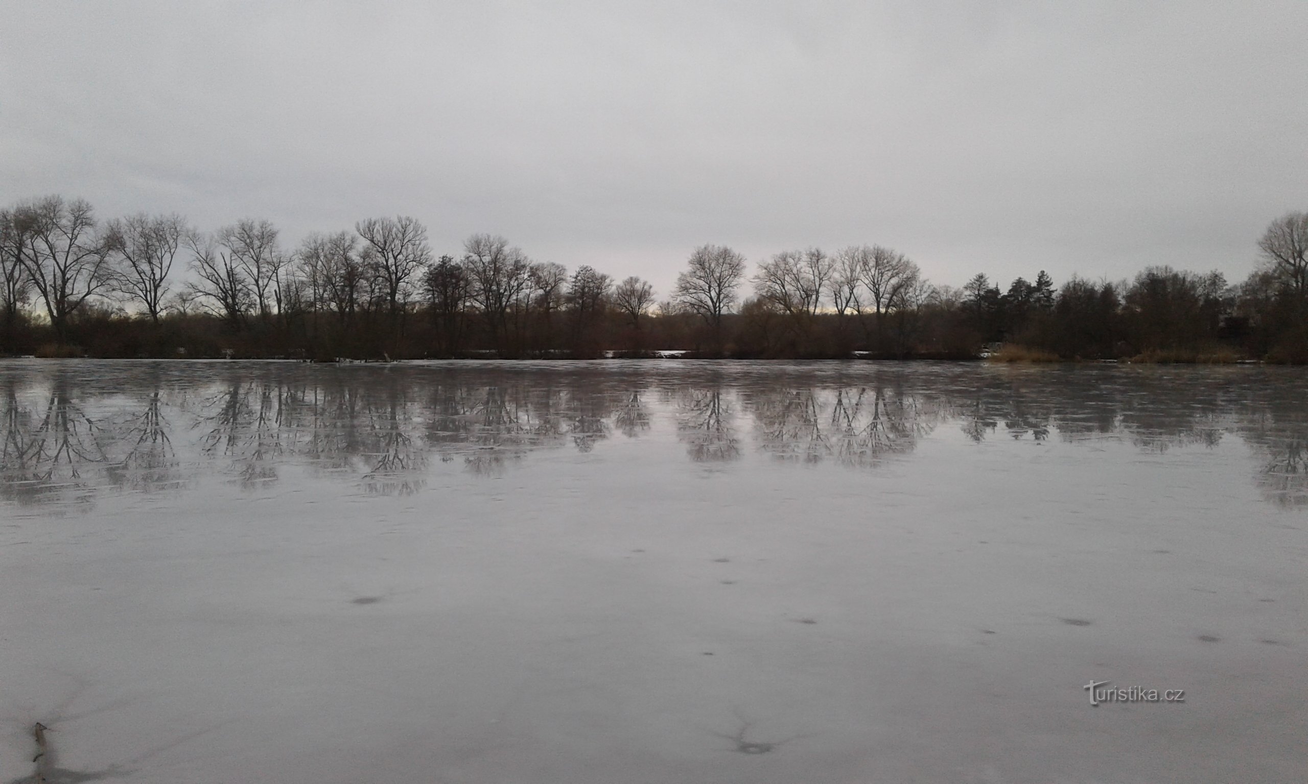 Pohled na zamrzlou hladinu jezera