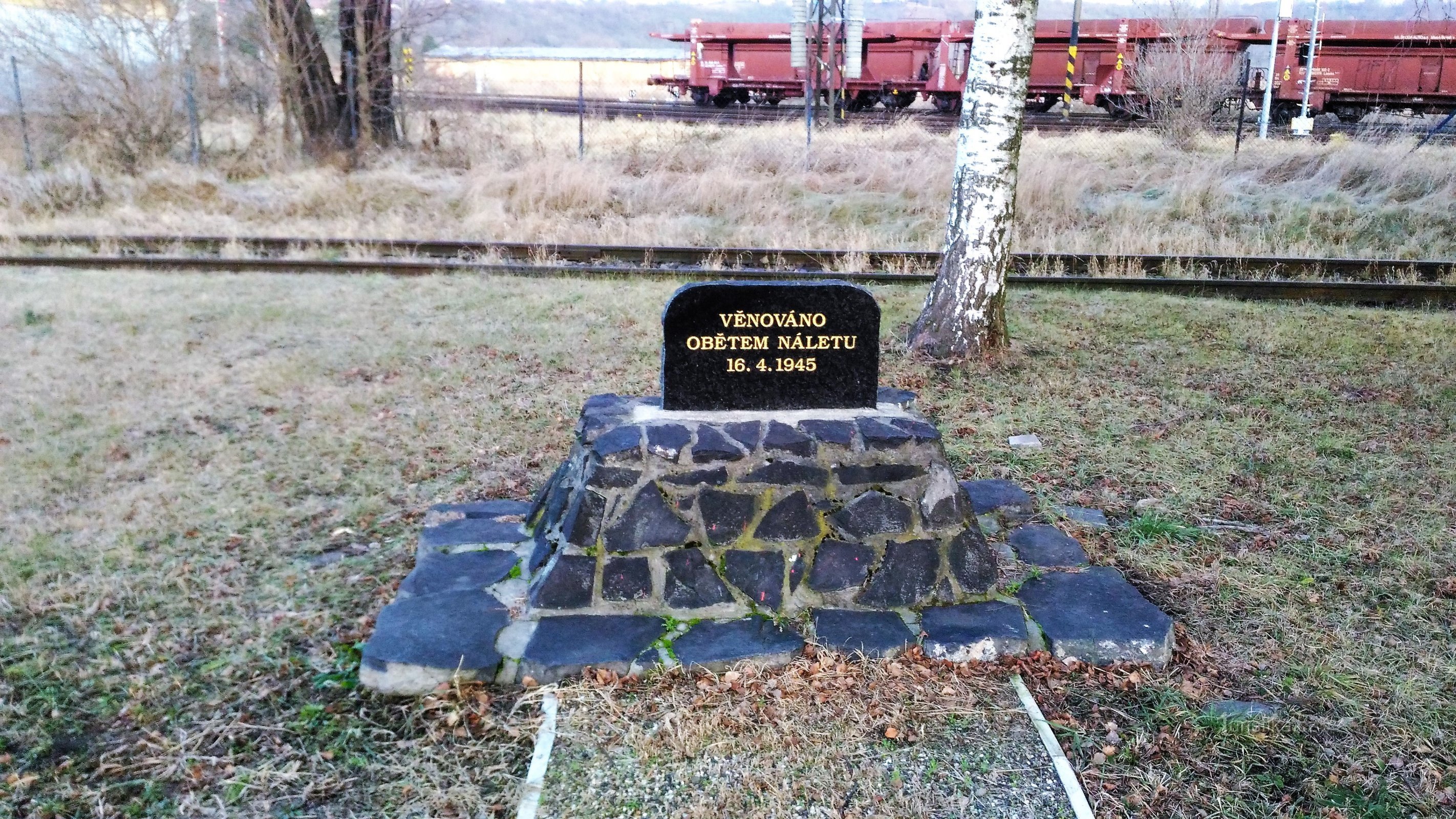 Pomníček u nádraží v Žatci