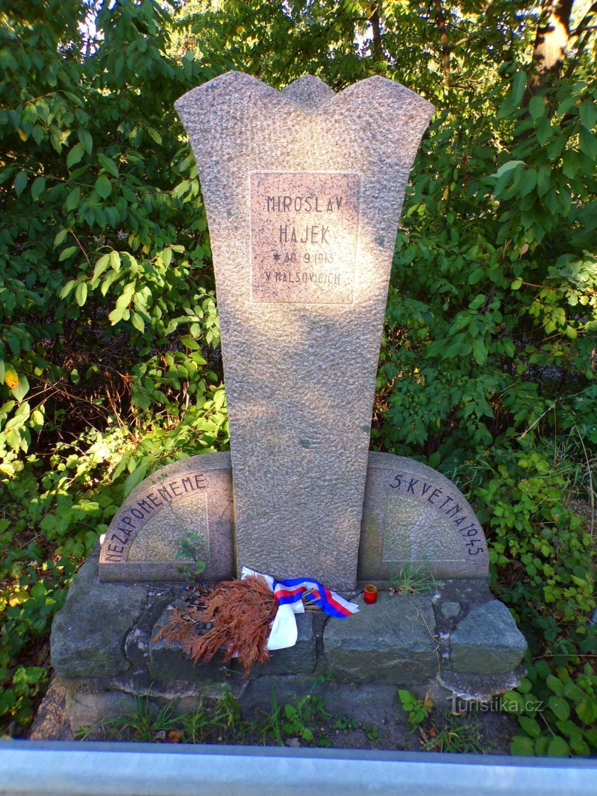 Pomník Miroslava Hájka (Dříteč, 17.8.2022)