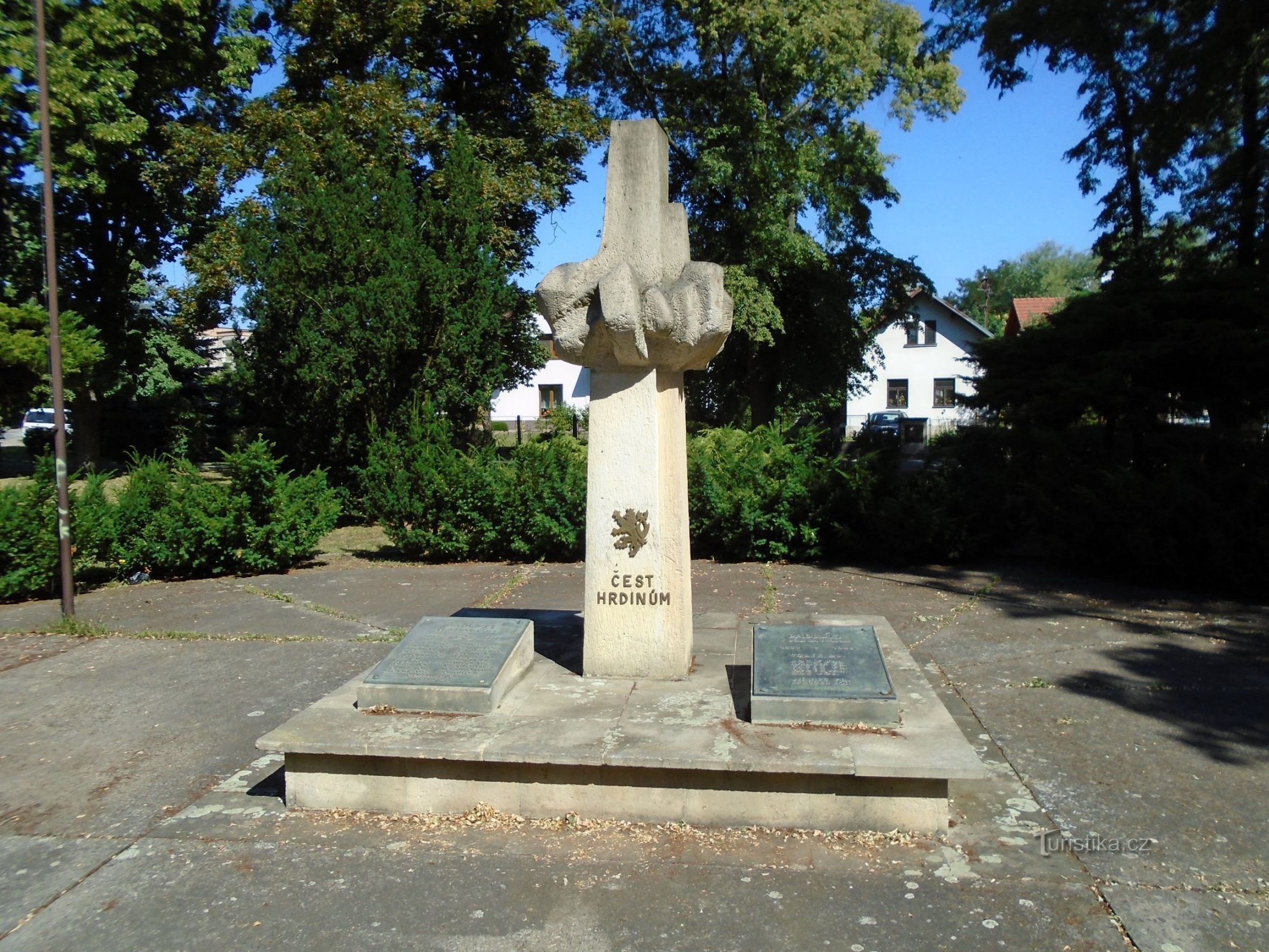 Pomník obětem obou světových válek (Opatovice nad Labem, 4.7.2018)