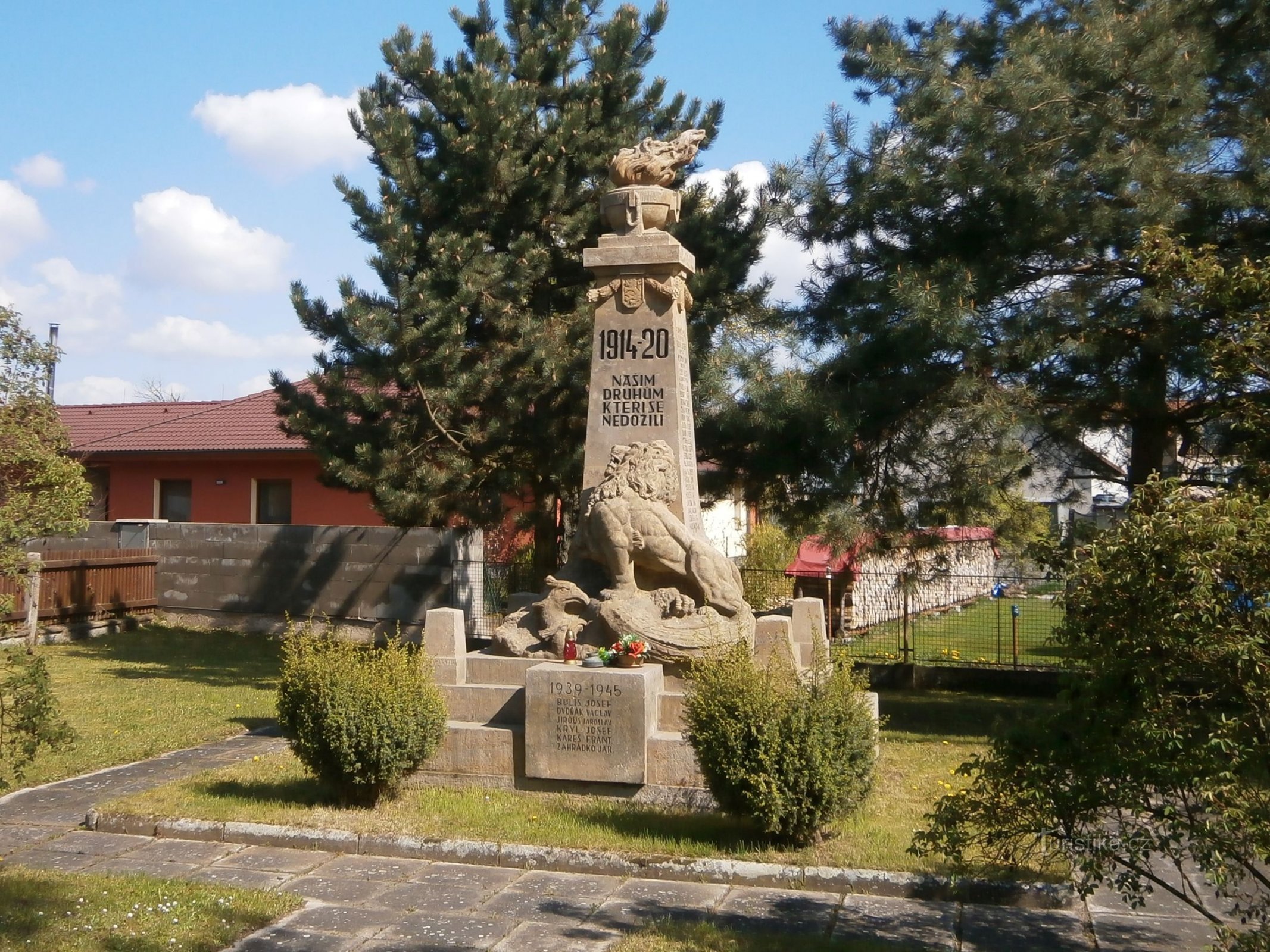 Pomník padlým (Černilov, 30.4.2017)