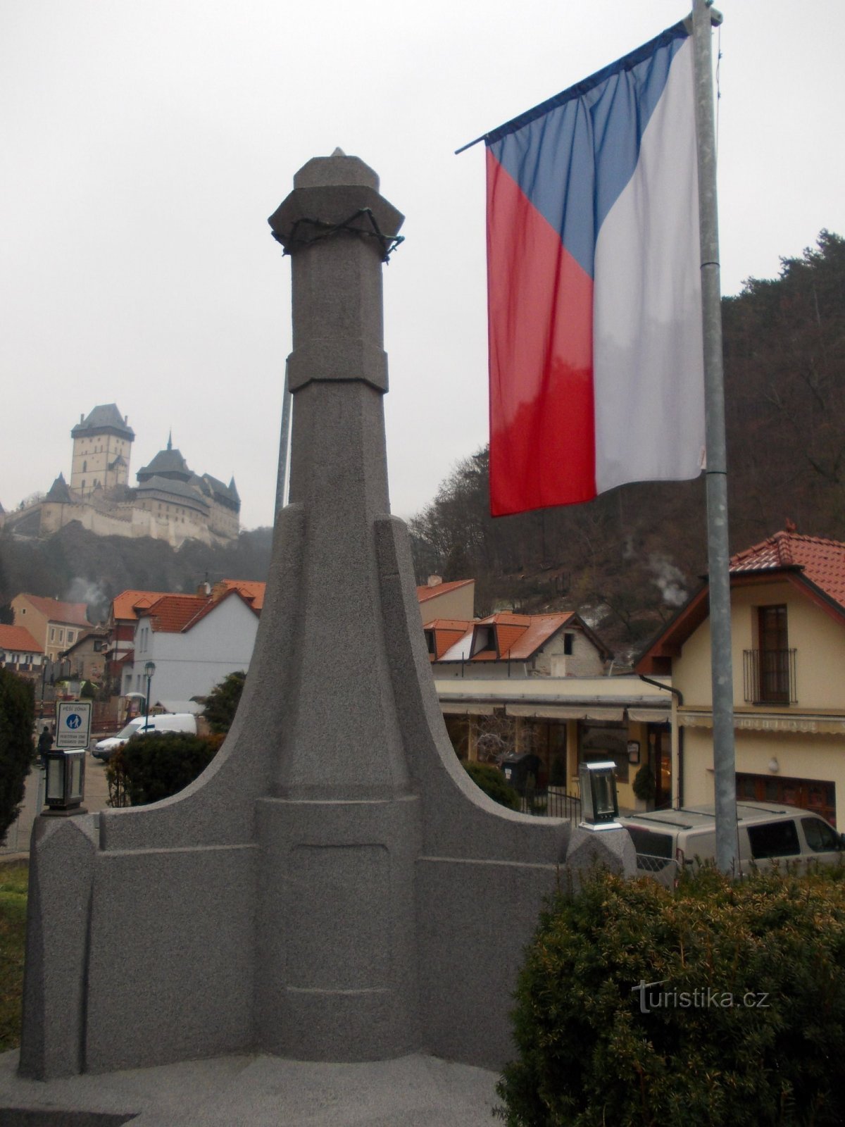 pomník pod hradom Karlštejn