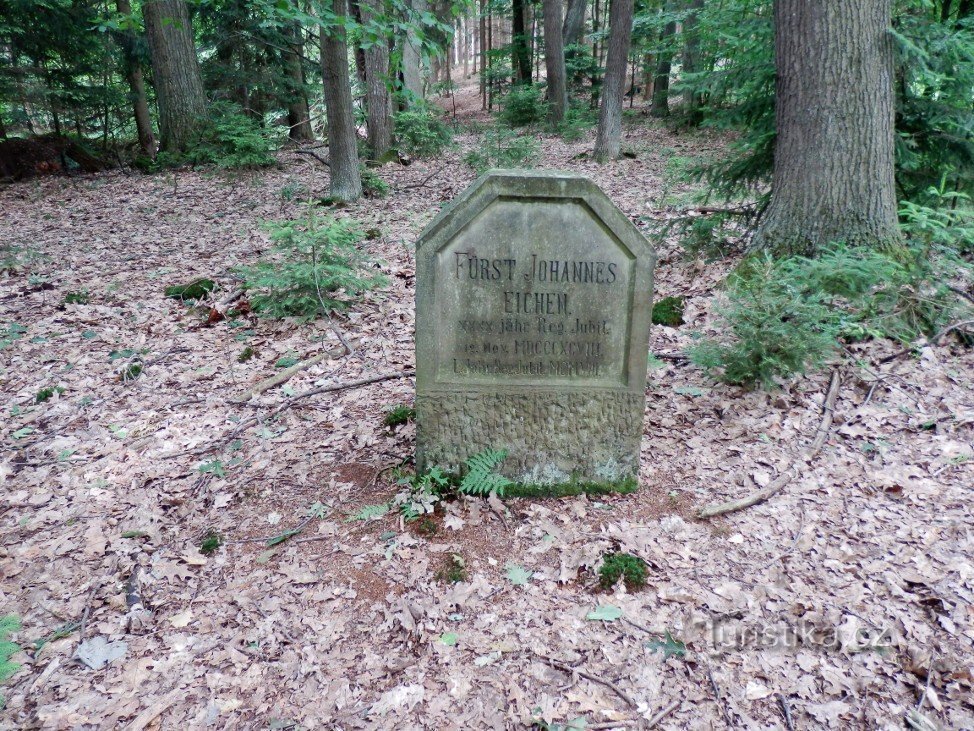 Pomník v lese