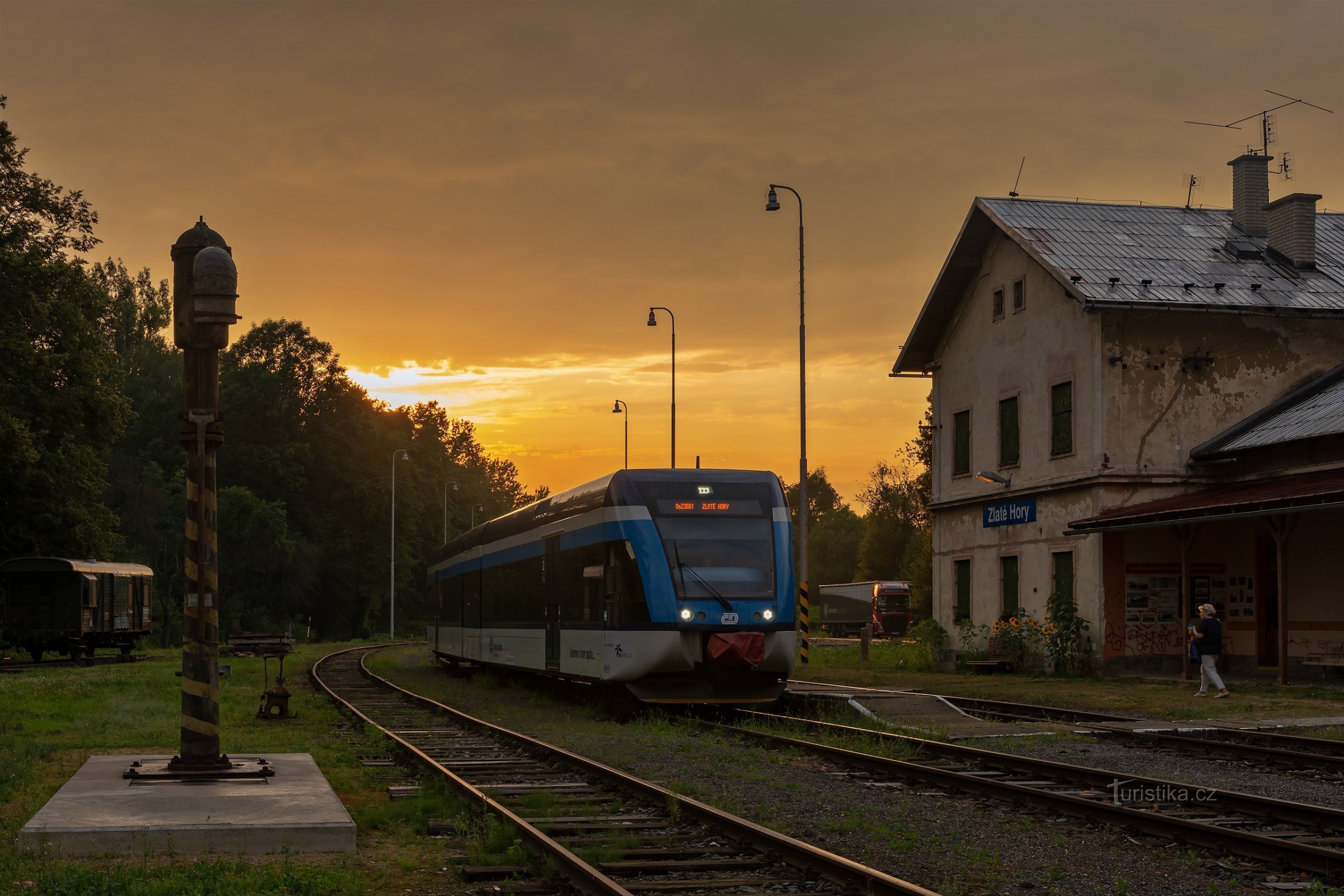 Poslední půlhodina před západem slunce a zpožděný vlak z Mikulovic.