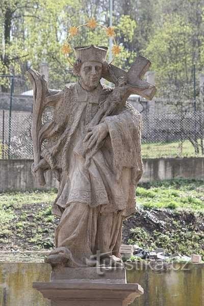 Praha, socha svatého Jana Nepomuckého v Bieblově ulici