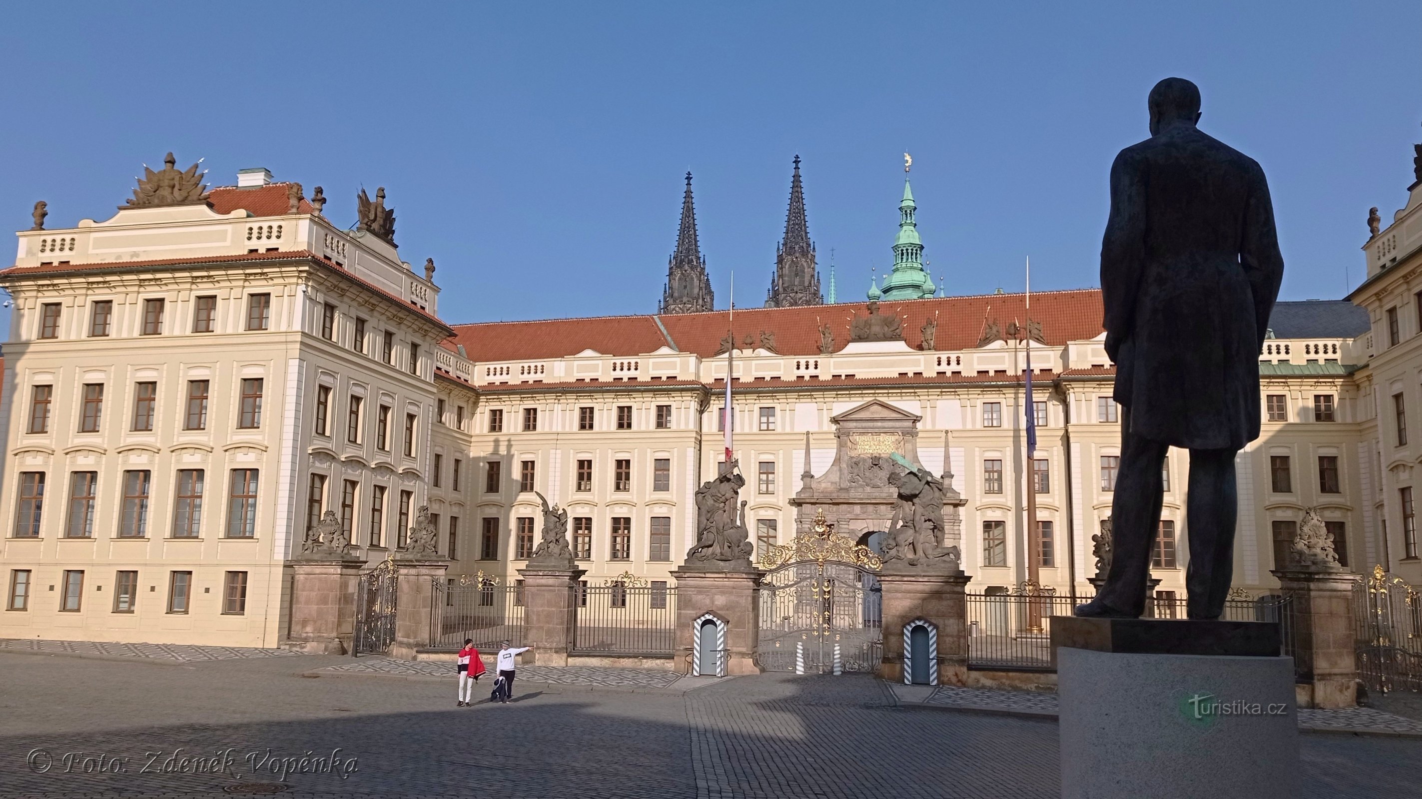 Pražský hrad a socha TGM.
