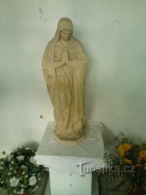 Soška Panny Marie v kapličce na Sázavě