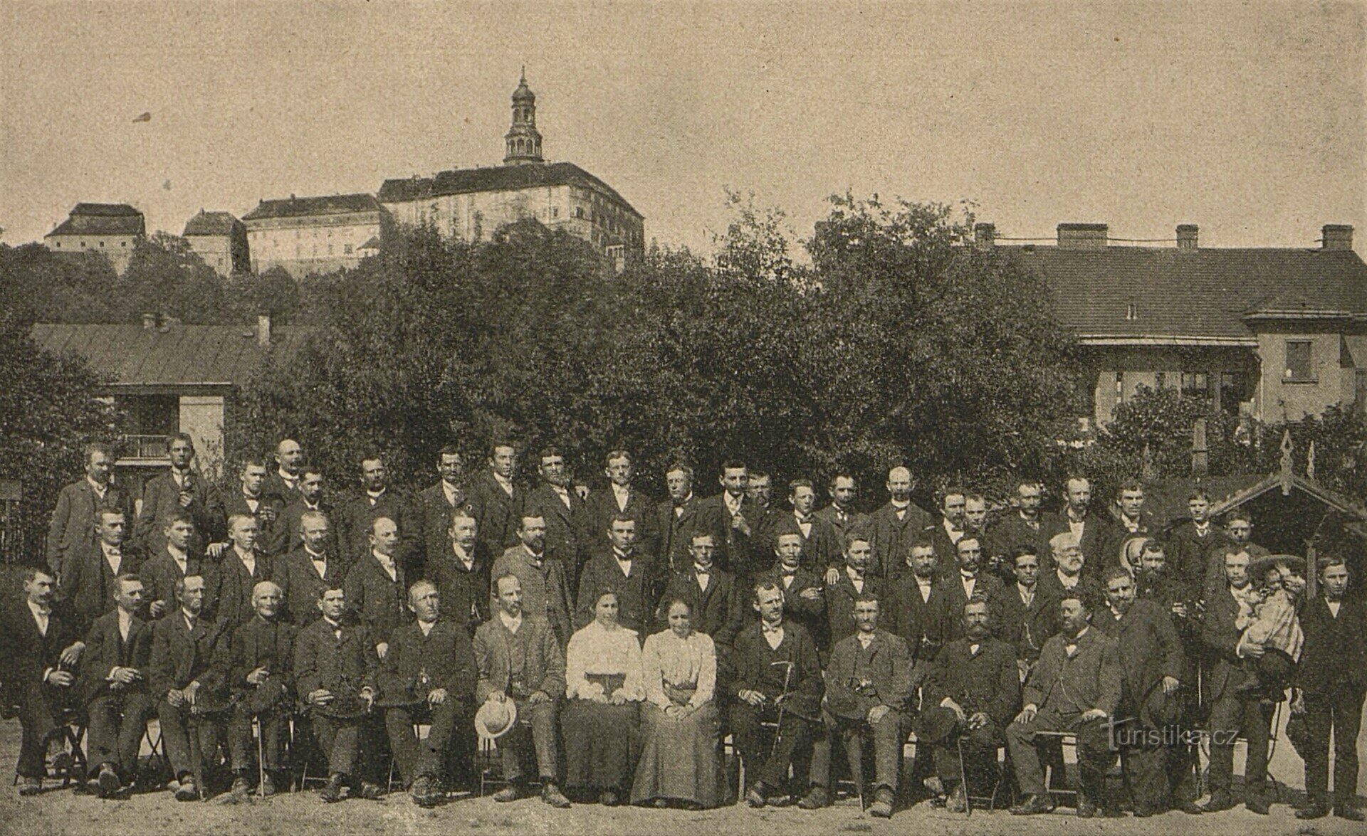 Společná fotografie účastníků zájezdu potomků českých exulantů do Náchoda z roku 1906