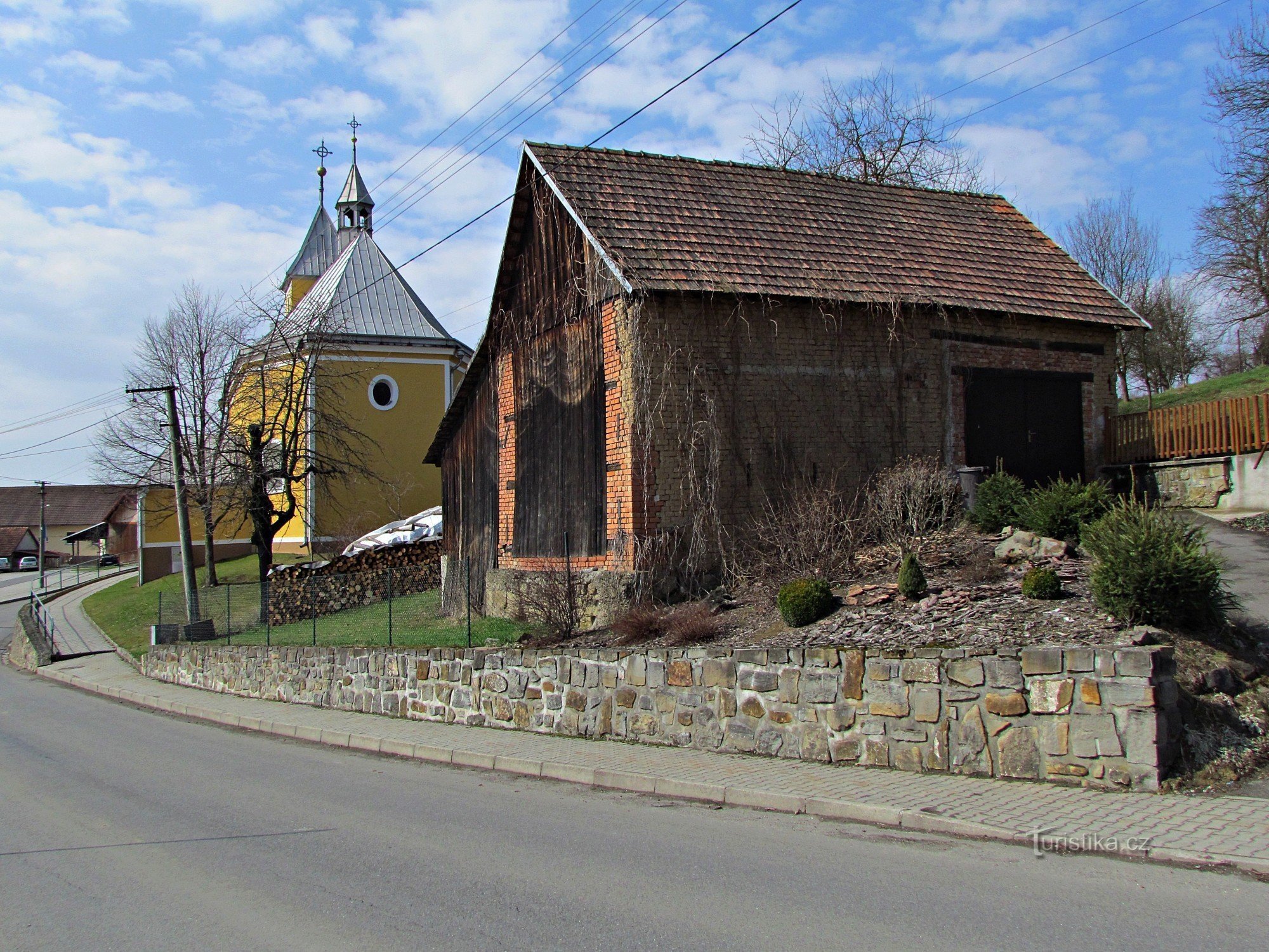 stará stodola a kostel Všech svatých