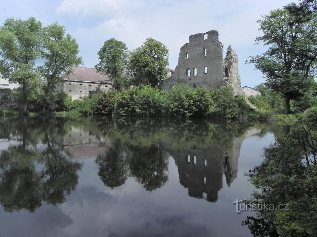 Starý Rybník, hrad ze břehu Čistého rybníku